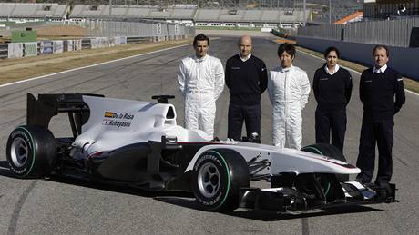 Představení nového vozu BMW-Sauber, zleva: Pedro de la Rosa, šéf týmu Peter Sauber, Kamuj Kobajaši, výkonná ředitelka Monisha Kaltenbornová a technický ředitel Willy Rampf.