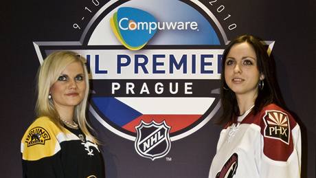 Hostesky v dresech Bostonu a Phoenixu při tiskové konferenci k oznámení dvou úvodních zápasu ročníku 2010 hokejové NHL v Praze.  