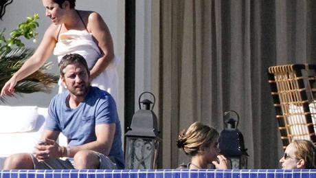 Na oslavu narozenin Jennifer Anistonové pijel i Gerard Butler