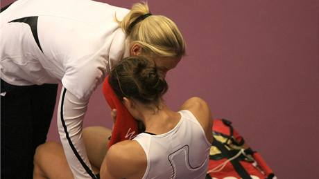 Petra Kvitová si radostn plácá s dalími eskými tenistkami ve fedcupovém týmu. Svj zápas zvládla vítzn.