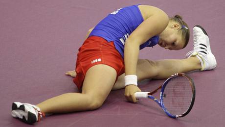 NEPÍJEMNÝ PÁD. Lucie Hradecká se pi fedcupovém duelu ocitla na zemi.