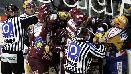 Zlín - Sparta: hromadná rva�ka