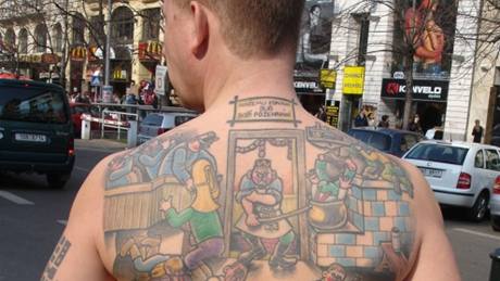 Svérázná tetování výtvarníka Luka Peka Pachla. Na zádech má slavný obraz hospodské rvaky Josefa Lady. 