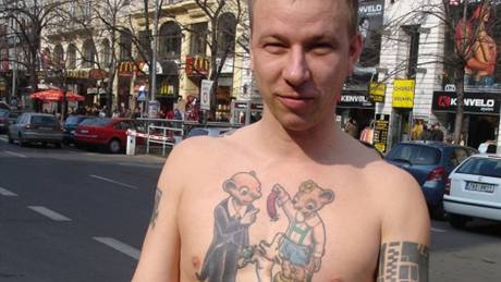 Svérázná tetování výtvarníka Luka Peka Pachla. Na hrudi má Spejbla a Hurvínka, na rukou Rumcajse a Cipíska. 