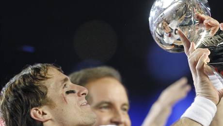 Quarterback Drew Brees z New Orleans Saints slaví s trofejí pro vítze Super Bowlu.