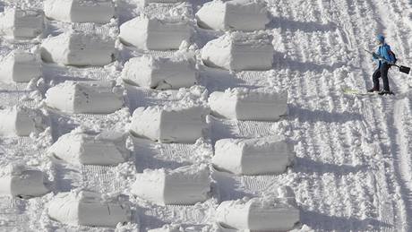 Po�adatelé upravují svah pro sout� boula�� v Cypress Mountain