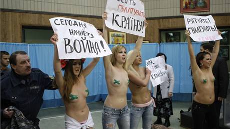 tyi spoe obleené mladé eny vtrhly do volebního Viktora Janukovye a protestovaly proti znásilování demokracie na Ukrajin (6. února 2010)