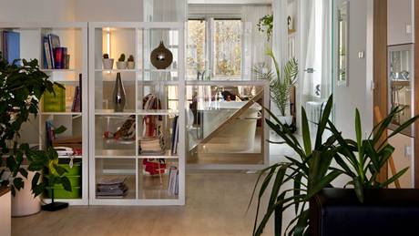 Vstup do bytu je vzadu zleva, naproti zrcadlu. Vázu navrhl designér Philippe Starck