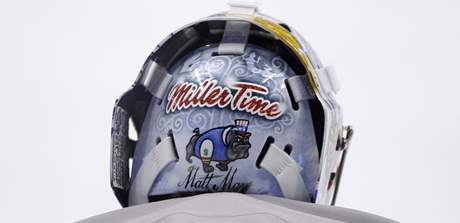 Americký hokejový branká Ryan Miller si slogan na speciální masce pro Vancouver musí zakrýt.