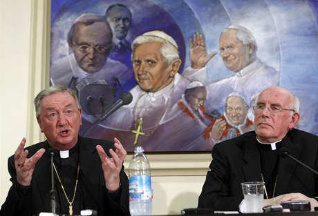 Irský kardinál Sean Brady (vlevo) a biskup Joseph Duffy na tiskové konferenci ve Vatikánu po jednání s papežem