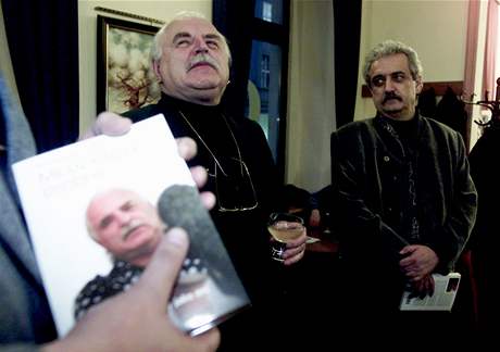 Ředitel Národní galerie Milan Knížák a ministr kultury Pavel Dostál při křestu knihy Milan Knížák osobně; Praha, rok 2003