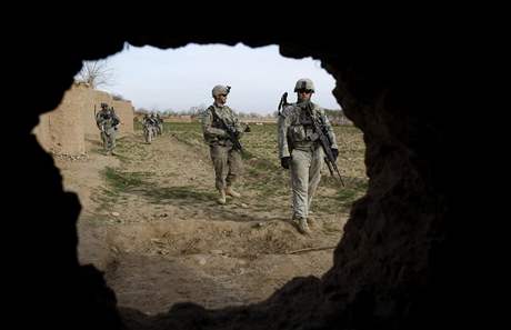 Amerit vojci patroluj 10. nora 2010 v jihoafghnsk provincii Helmand; ilustran foto 