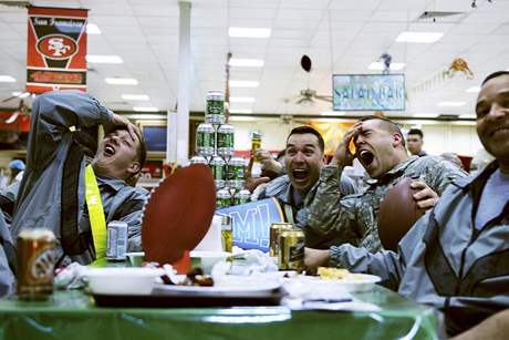 Amerit vojci sleduj v irckm Bagddu finle NFL, takzvan Super Bowl, 8. nora 2010; ilustran foto 