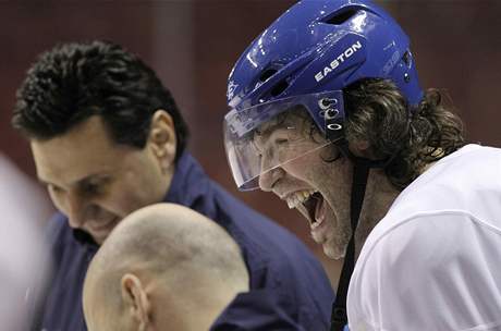 Trenér Rika a Jaromír Jágr pi tréninku eských hokejist na OH ve Vancouveru.