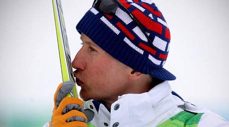 JELY DOBŘE. Lukáš Bauer s lyžemi, které ho dovezly k zisku bronzové medaile.