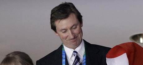 LEGENDA V HLEDITI. Hvzda kanadského hokeje Wayne Gretzky sleduje utkání domácího mustva s Norskem. asto se ale musí vnovat také rozdávání autogram.