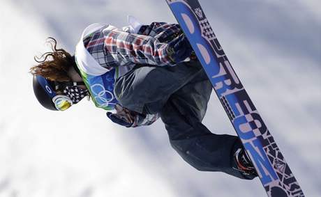 Americký snowboardista Shaun White bhem své kvalifikaní jízdy na U-ramp.