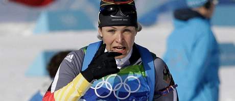 Nmka Magdalena Neunerov pi biatlonovm zvodu na 15 kilometr.