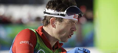 SBRATEL OLYMPIJSKÝCH MEDAILÍ. Norský biatlonista Ole Einar Björndalen si v závodu na 20 kilometr dobhl pro stíbrnou medaili, jeho desátou olympijskou.