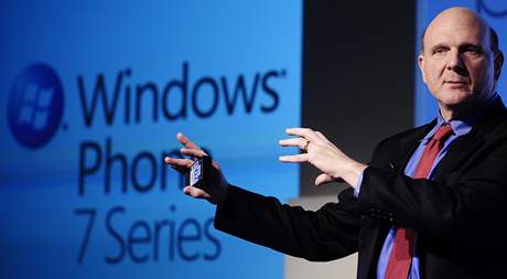 f Microsoftu Steve Ballmer bhem pedstavovan nov platformy Windows Mobile 7 na barcelonskm veletrhu MWC 2010