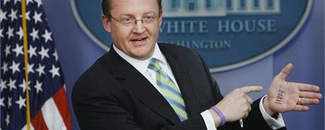 Tahák na dlani mluvího Bílého Domu Roberta Gibbse. (9. února 2010)