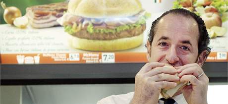Italský ministr zemdlství Luca Zaia se jen olizoval, kdy se zakousl do sendvie McItaly.