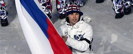 Hokejista Jaromr Jgr jde s vlajkou v ele prvodu eskch sportovc na zahajovacm ceremonilu Zimnch olympijskch her ve Vancouveru. (12. nora 2010)