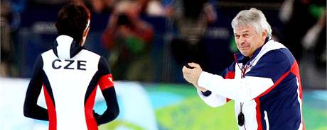 VÍTĚZKA A KOUČ. Martina Sáblíková a trenér Petr Novák se radují ze zisku zlaté medaile ze závodu na 3 000 metrů na ZOH ve Vancouveru.