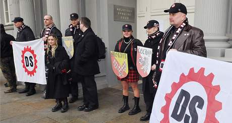 Demonstrace píznivc Dlnické strany demonstrovali proti zruení strany ped Nejvyím správním soudem v Brn. (17. února 2010)