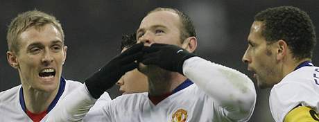 Wayne Rooney (uprosted) z Manchesteru United slaví gól