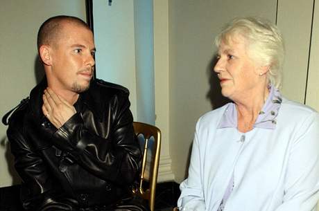 Alexander McQueen se svou matkou Joyce