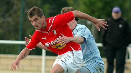 Plzeský Filip Rýdel v souboji v utkání s  FC Randers