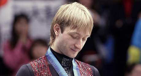 JENOM STÍBRNÁ. Jevgenij Pljuenko si prohlíí medaili. Myslel na cennjí kov.