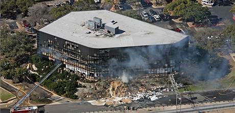 Jednomotorov letadlo narazilo do administrativn budovy v texaskm Austinu (18. nora 2010)