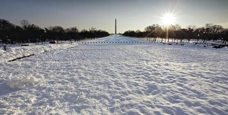 Sníh zasypal u 49 z 50 stát USA. Lincolnv památník ve Washingtonu