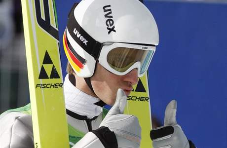 Michael Uhrmann, německý skokan na lyžích, byl nejlepší v kvalifikaci na středním můstku