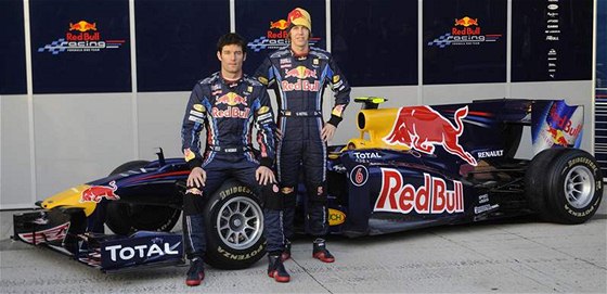 Jezdci Sebastian Vettel (vpravo) a Mark Webber pózují pi pedstavení týmu Red Bull.