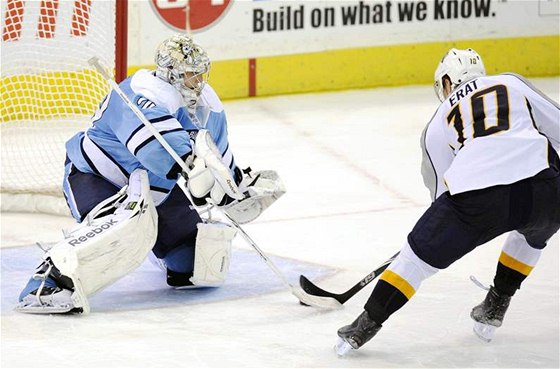 Martin Erat z Nashvillu pekonává brankáe Pittsburghu Marca-Andre Fleuryho.