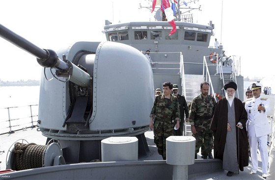 Alí Chameneí na palub prvního íránského torpédoborce "domácí" výroby