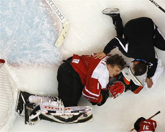 PRO ÚSPCH SE MUSÍ TRPT. výcarský branká Jonas Hiller odchytal skvlý zápas proti Kanad. Po jednom ze souboj vak musel být oetován.