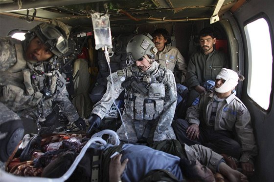 Amerití vojáci peváejí ve vrtulníku do polní nemocnice poranného písluníka Afghánské národní policie; 10. února 2010, jihoafghánská provincie Helmand; ilustraní foto 