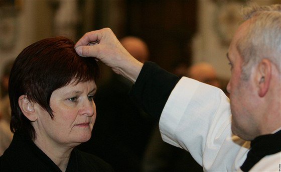 V brněnském kostele u Minoritů věřící přijímá z rukou kněze popelec, znamení kříže, udělované na Popeleční středu