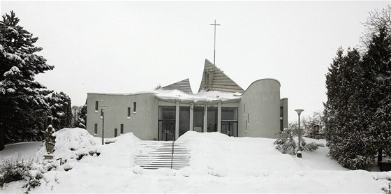 Moderní kostel v Senetářově navrhl sochař a malíř Ludvík Kolek