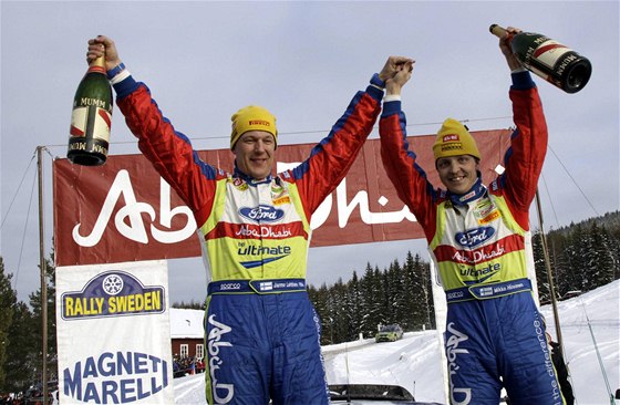 Mikko Hirvonen (vpravo) a jeho spolujezdec Jarmo Lehtinen se radují z celkového vítzství ve védské rallye