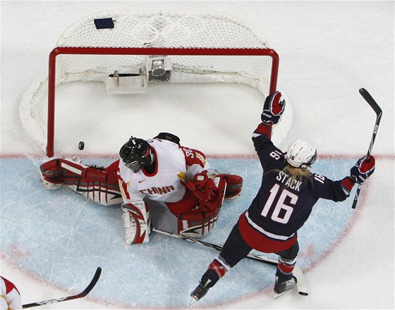 Hokejistka Kelli Stacková se raduje z gólu do sít íny v hokejovém zápase na olympiád ve Vancouveru.