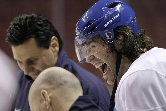 Trenér Rika a Jaromír Jágr pi tréninku eských hokejist na OH ve Vancouveru.