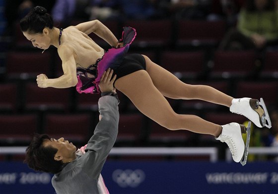 en Süe a ao Chung-po v krátkém programu olympijského závodu sportovních dvojic.