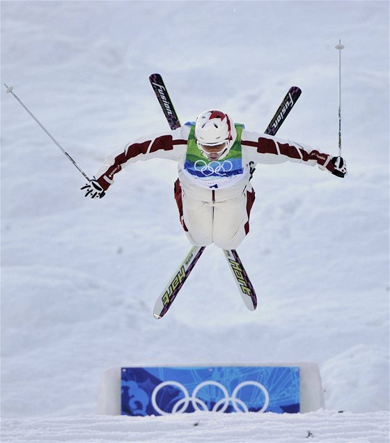 Olympijský vítz závodu v boulích Alexandre Bilodeau ve své finálové jízd na ZOH ve Vancouveru.