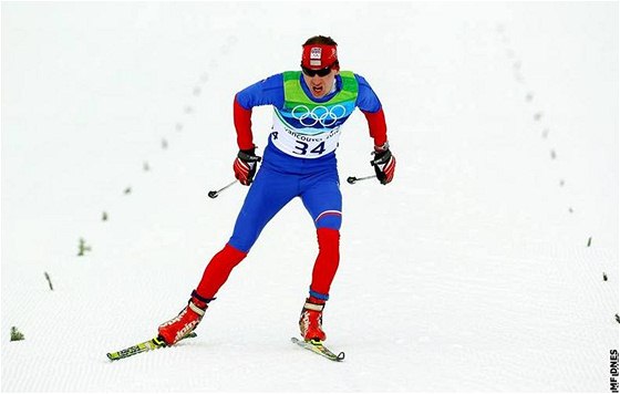 BRONZOVÝ FINIŠ. Lukáš Bauer dobíhá do cíle závodu na 15 km. V závěru dokázal předstihnout Švéda Hellnera a získat bronzovou medaili.