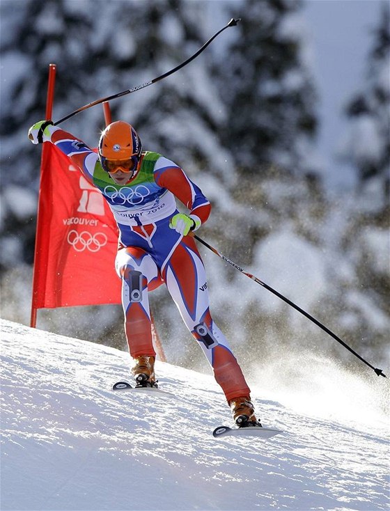 ESKÉ BARVY.Lyaka Klára Kíová na trati olympijského závodu ve sjezdu.